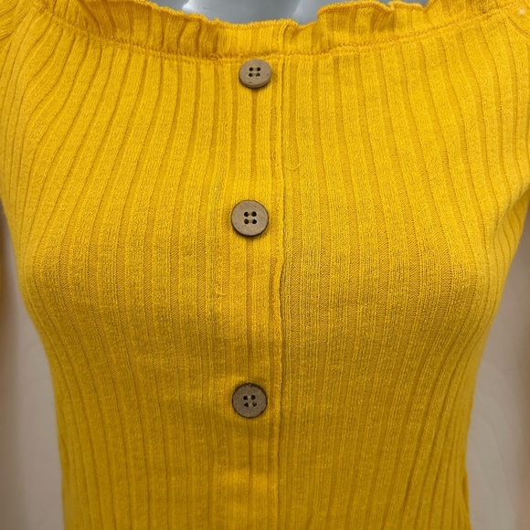 Yellow, Cropped, Long Sleeved Top with Buttons, Sz M - Picture 2 of 7